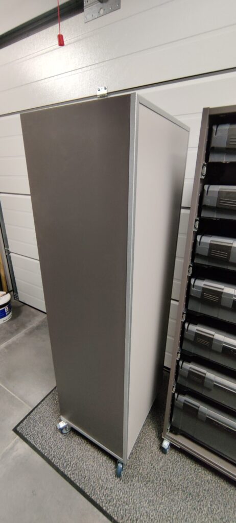 Bosch L-Boxx im HOOKZ Auszug im IKEA Pax Schrank