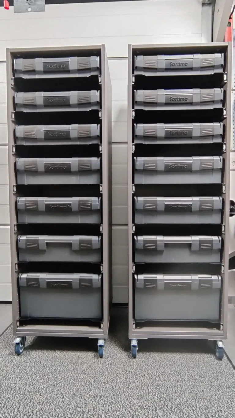 Bosch L-Boxx im HOOKZ Auszug im Werkstattregal