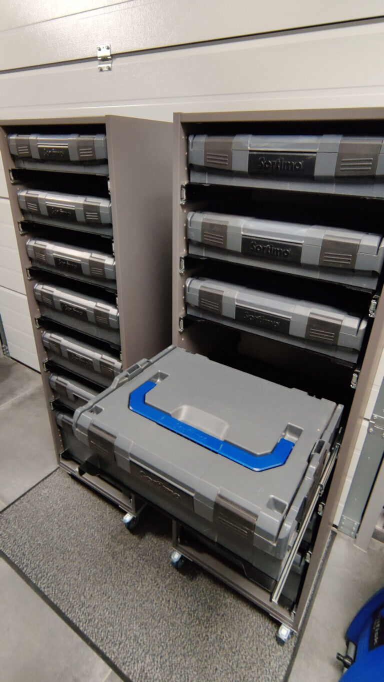 Teilweise ausgezogene Bosch L-Boxx auf HOOKZ Vollauszug