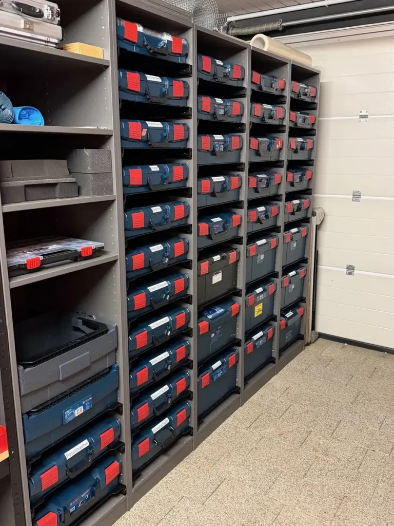Hoher Schrank mit vielen Bosch L-BOXX Werkzeugboxen auf Auszügen