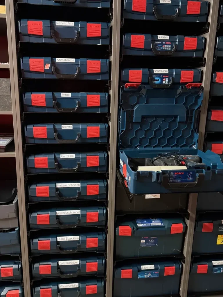 Geöffnete Bosch L-BOXX im Auszug in einem hohen Werkstattschrank