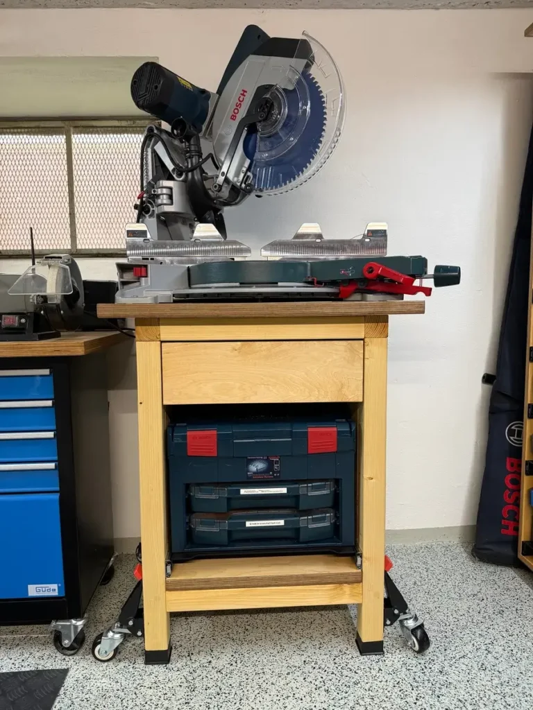 Kappsäge auf Holzuntergestell mit integrierten Bosch L-BOXX Vollauszügen