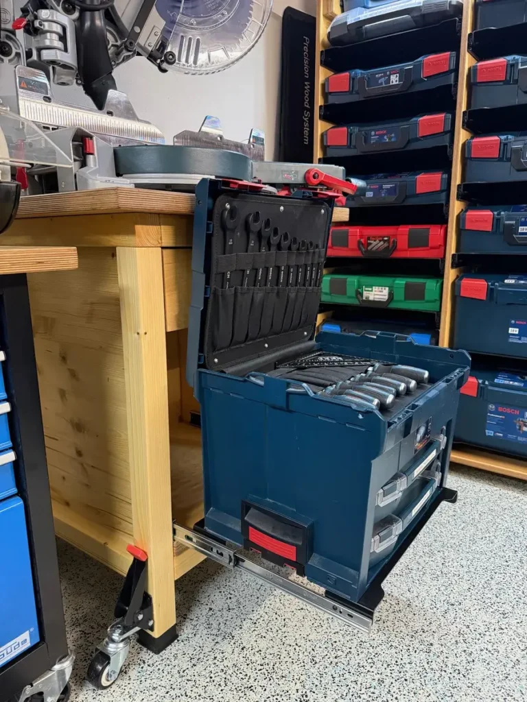 Werkstattwagen mit Bosch L-BOXX auf HOOKZ Auszug in Werkbank