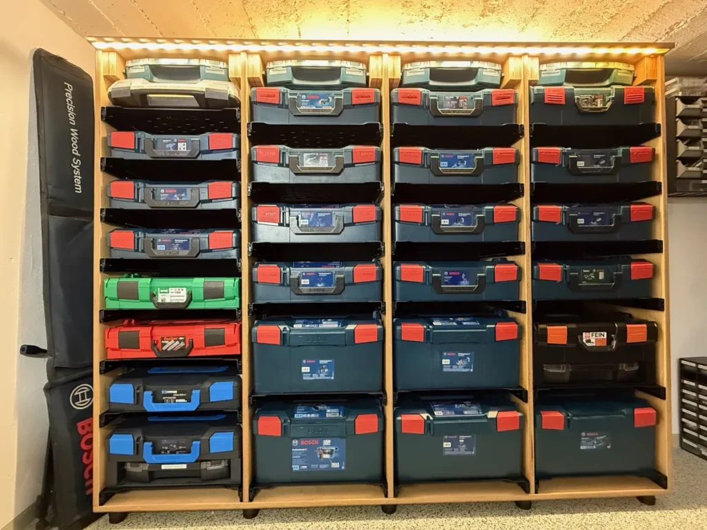 Großes Regal mit vielen Bosch L-BOXX Werkzeugkoffern auf HOOKZ Auszügen