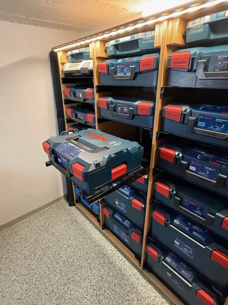 Seitliche Ansicht eines hohen Regals mit Bosch L-BOXX Vollauszügen