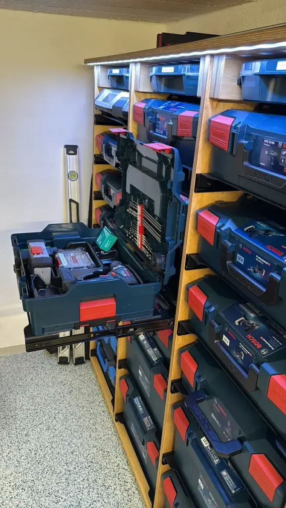 Geöffnete Bosch L-BOXX auf ausgezogenem HOOKZ Regalauszug im Werkstattregal