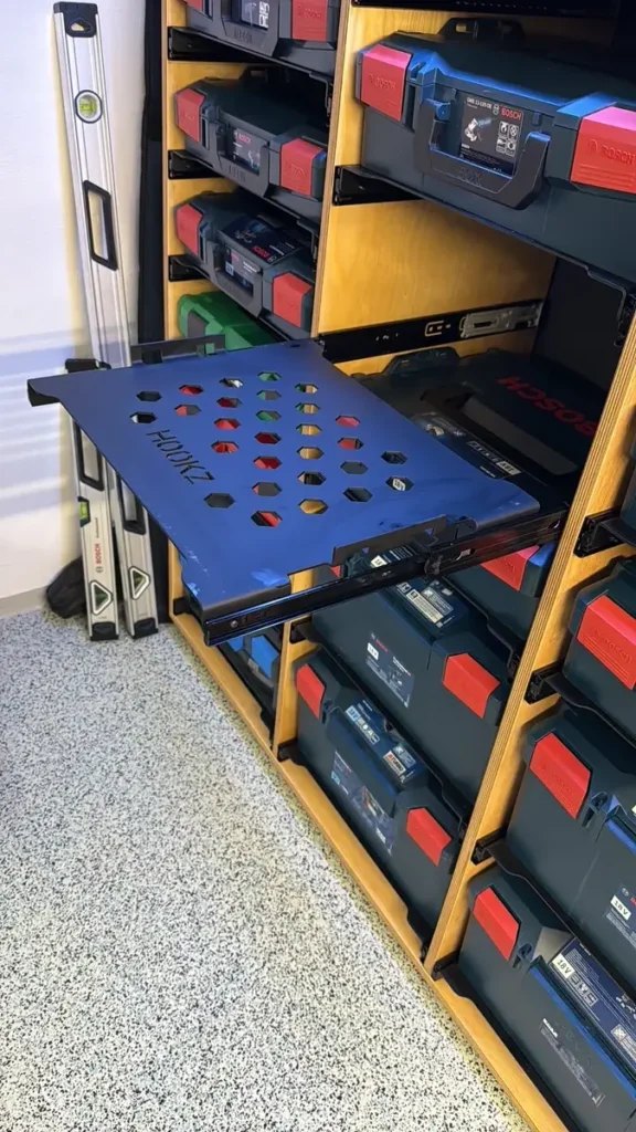 Seitliche Ansicht eines hohen Regals mit Bosch L-BOXX Vollauszügen